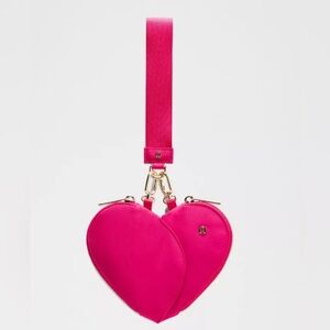 LULU LEMON DUAL POUCH WRISTLET HEART 🩷
